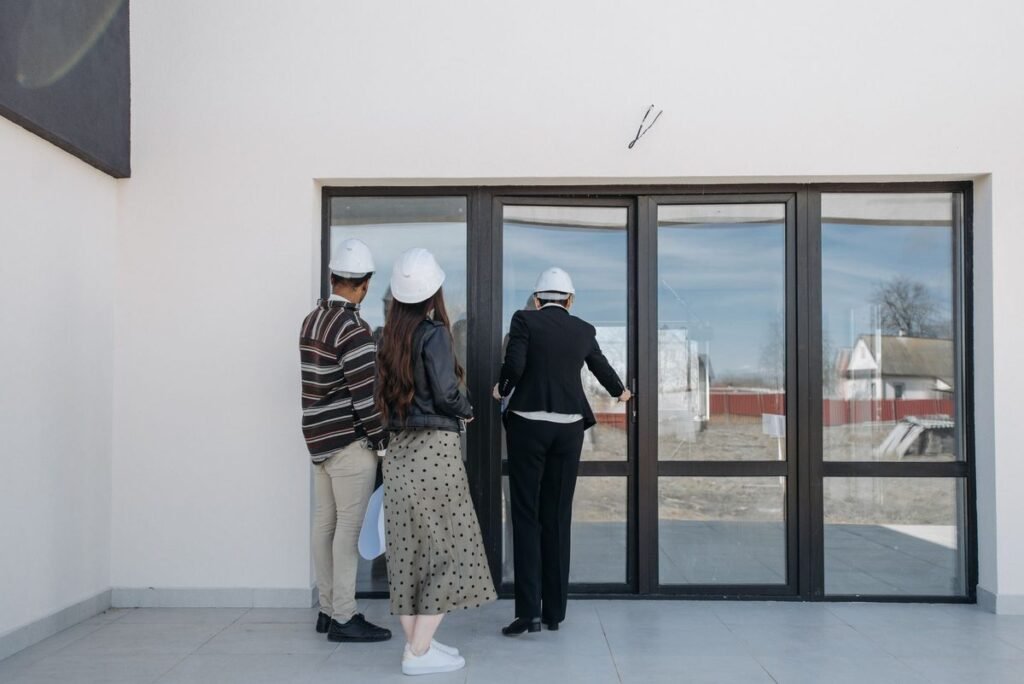Pareja visitando una vivienda con un asesor