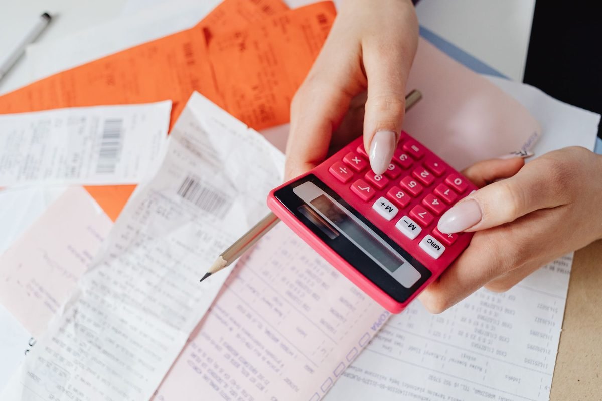 Calculando los gastos de una compra de vivienda con documentos